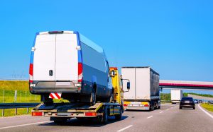 Transport samochodu na autolawecie